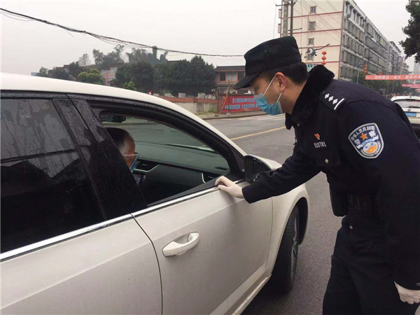 图为2020年钟锐开展疫情防控工作.JPG 图为2020年钟锐开展疫情防控工作.JPG