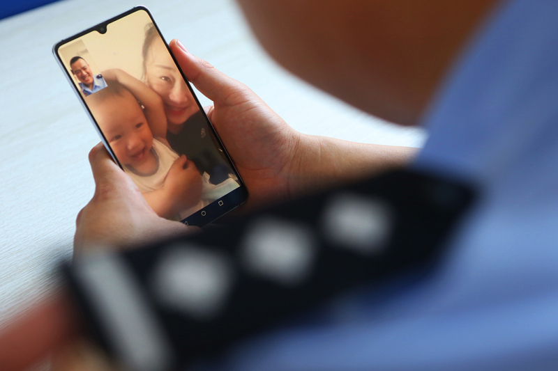 疫情期间，两个月没有回家的李鹏只能通过视频看一看不到两岁的儿子。