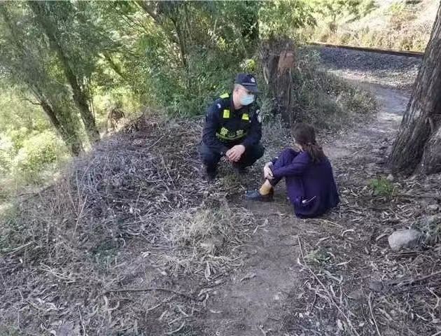 王柯耐心细致开导轻生女子.jpg 王柯耐心细致开导轻生女子.jpg