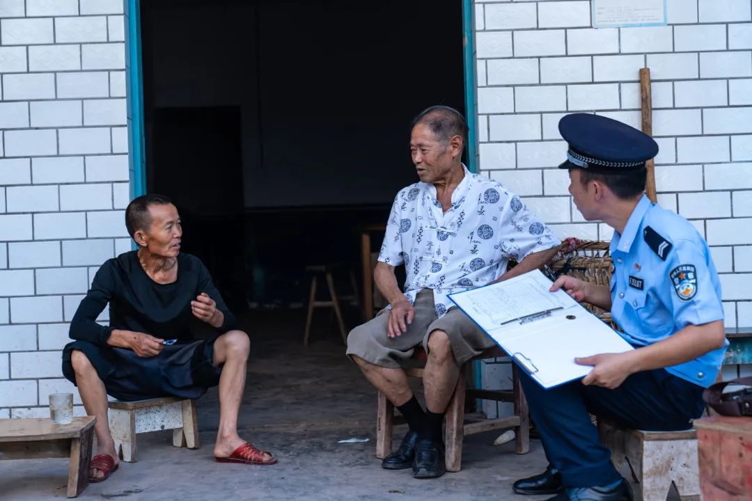 邓邵兴上门为群众开展服务工作.jpg 邓邵兴上门为群众开展服务工作.jpg