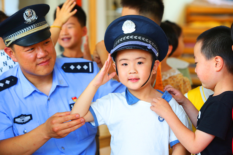 李鹏早已成为社区孩子们的偶像。