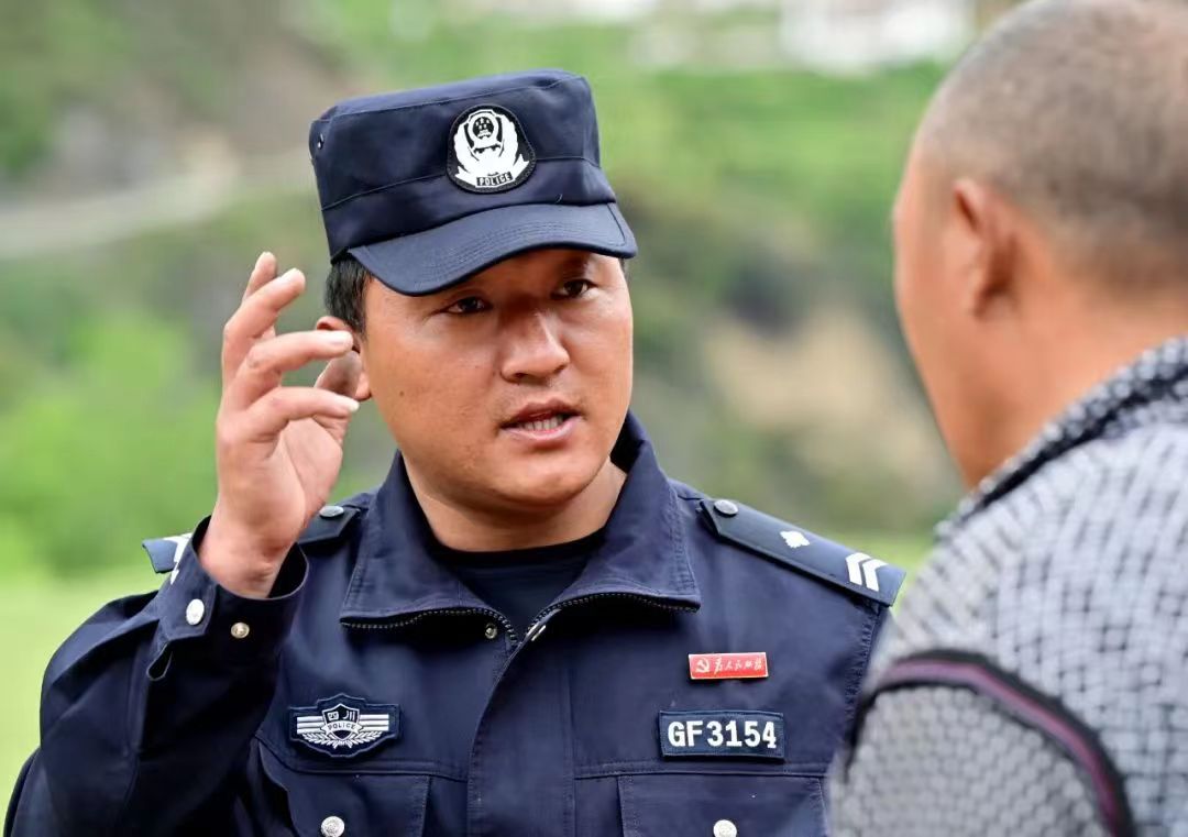 呷老多灯与老人聊天,让老人不再孤独.jpg 呷老多灯与老人聊天,让老人不再孤独.jpg