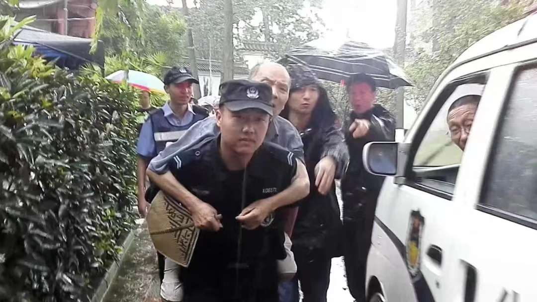 冯叶嘉生前救助受困群众.jpg 冯叶嘉生前救助受困群众.jpg