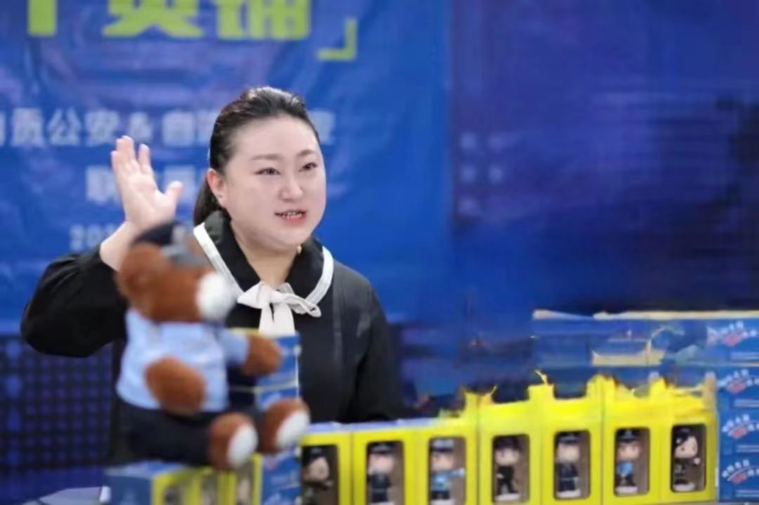 王雪静在直播间卖力讲解反诈宣传.jpg 王雪静在直播间卖力讲解反诈宣传.jpg