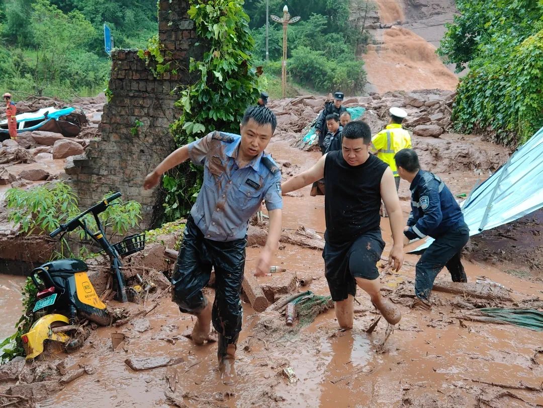 王鹏在泥石流中冒险救人的身影.jpg 王鹏在泥石流中冒险救人的身影.jpg