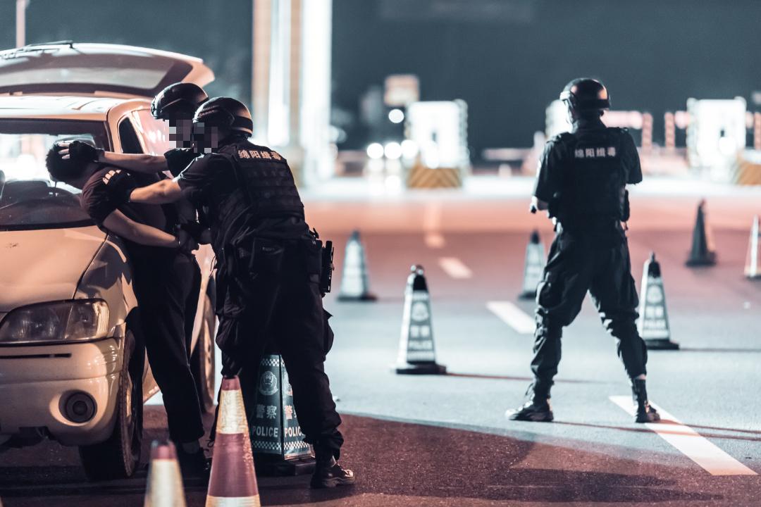 花文强在卡点抓获涉毒犯罪嫌疑人.jpg 花文强在卡点抓获涉毒犯罪嫌疑人.jpg