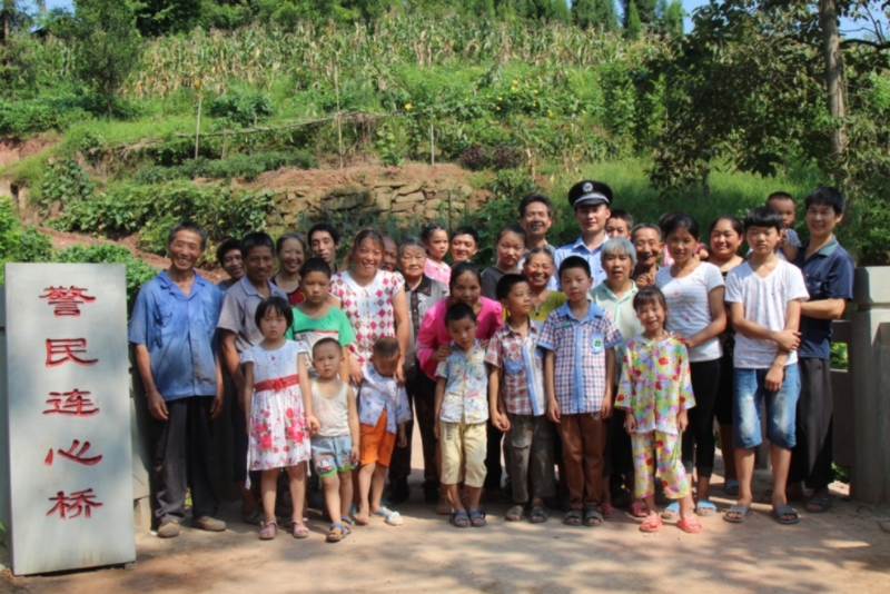 图片4:高镖为群众修建“警民连心桥”_mh1668493845772.jpg 图片4:高镖为群众修建“警民连心桥”_mh1668493845772.jpg