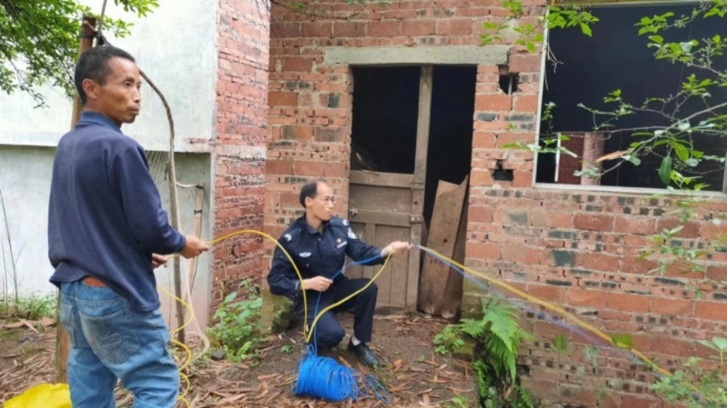 图片2:冯毅与谭叔更换老化电线_mh1668493835927.jpg 图片2:冯毅与谭叔更换老化电线_mh1668493835927.jpg