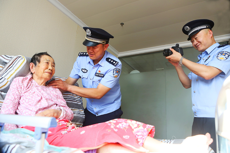 只要有行动不便老人需要上门服务，李鹏总是随叫随到。