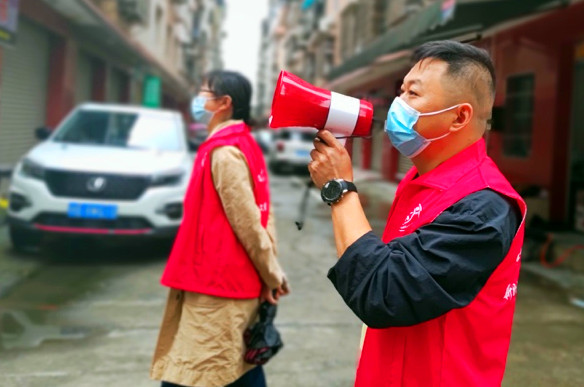 刘建春在“疫线”开展疫情防控宣传.jpg 刘建春在“疫线”开展疫情防控宣传.jpg