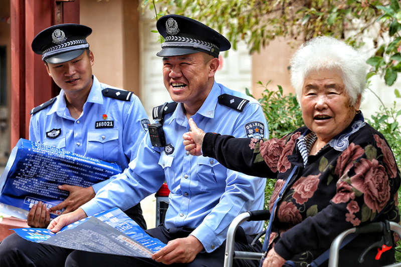 在社区老人眼里，见到李鹏就像见到自己孩子一样亲切
