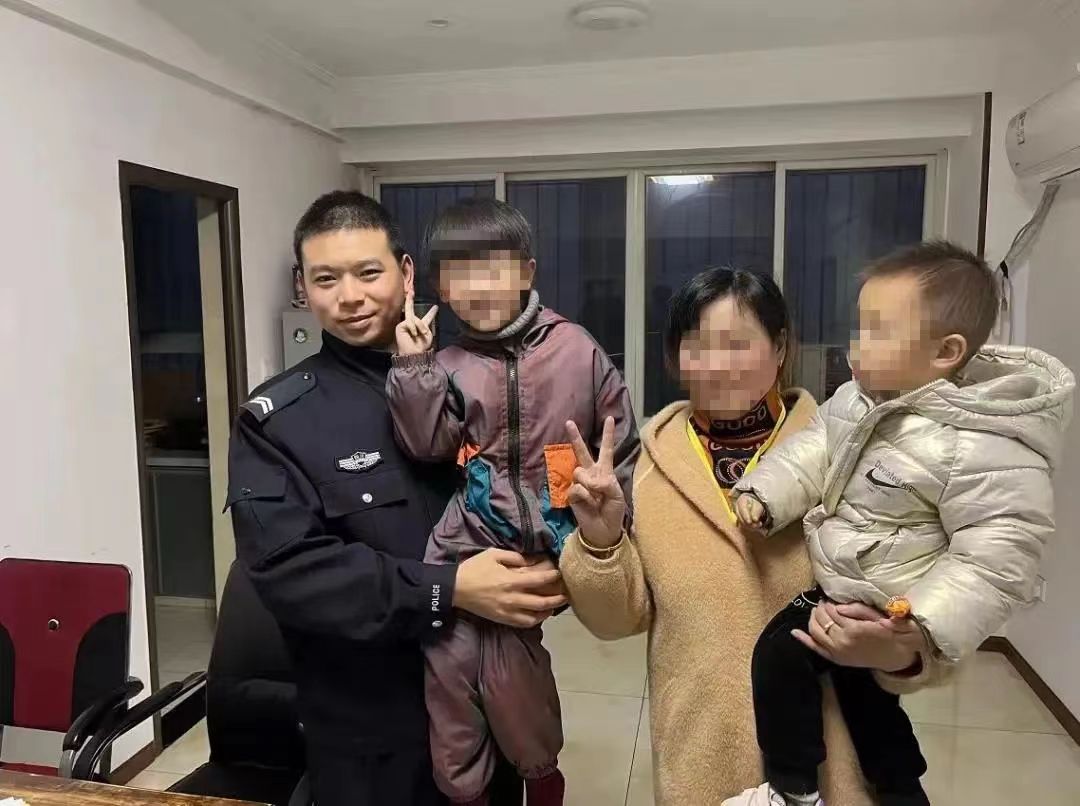 王秋平与被救小孩、家人合影.jpg 王秋平与被救小孩、家人合影.jpg