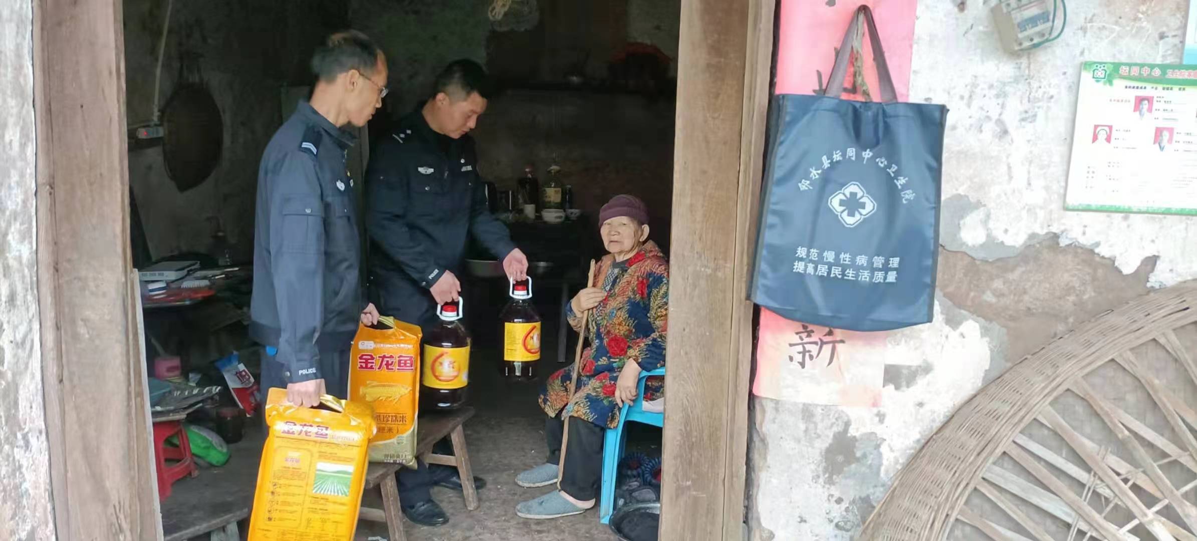 图片1:高镖、冯毅看望黄奶奶.jpg 图片1:高镖、冯毅看望黄奶奶.jpg