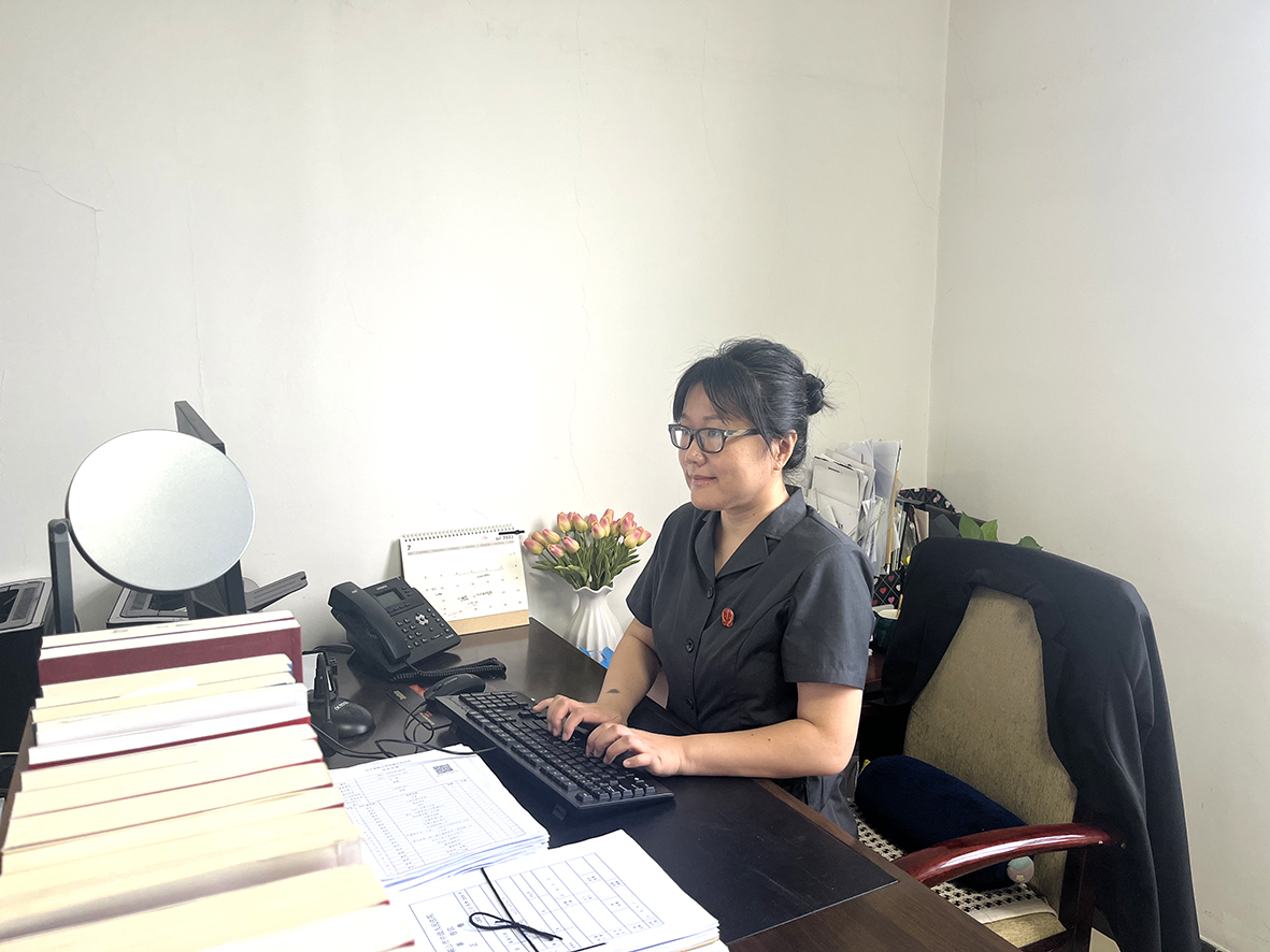 鞍山市中级人民法院民二庭副庭长郭盈