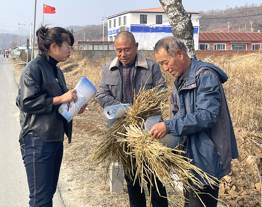 丛辛（左）正在为村民普法