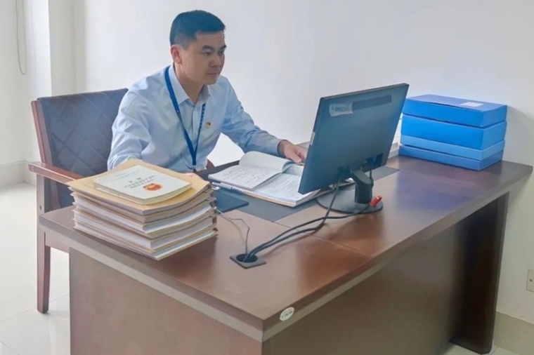 (已刊省微10.18)榜样丨一位纪检监察人的“三颗心” (已刊省微10.18)榜样丨一位纪检监察人的“三颗心”