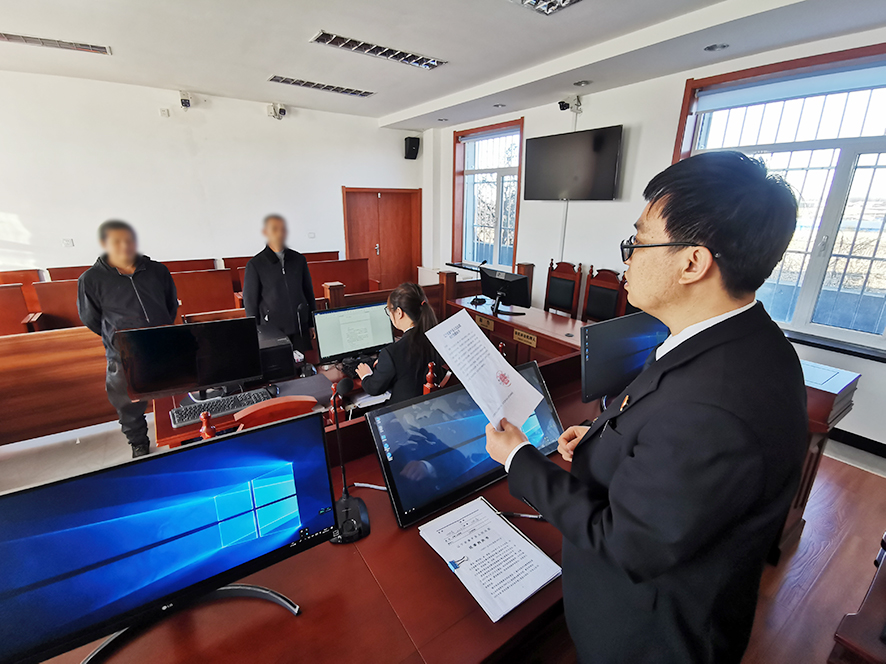 张强法庭庭长田芝涛宣读执行通知书(马赛克版))