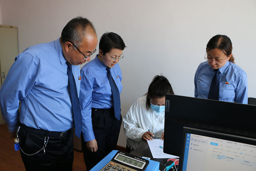 【司法为民配图】东港市检察院检察官正在核查受救助人员资料