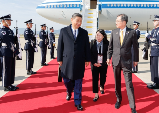 习近平抵达韩国出席亚太经合组织第三十二次领导人非正式会议并对韩国进行国事访问